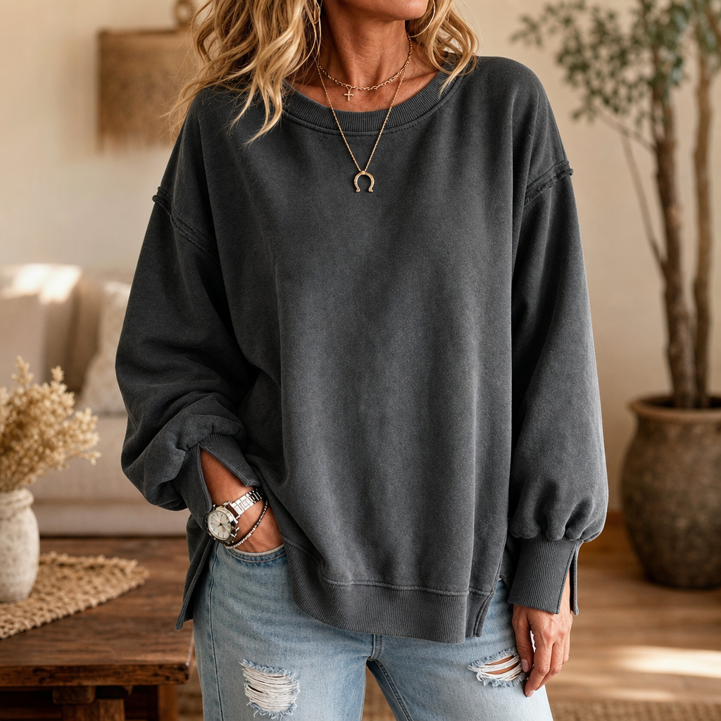 Kvinna i mörkgrå oversize damtröja med synliga sömmar och jeans
