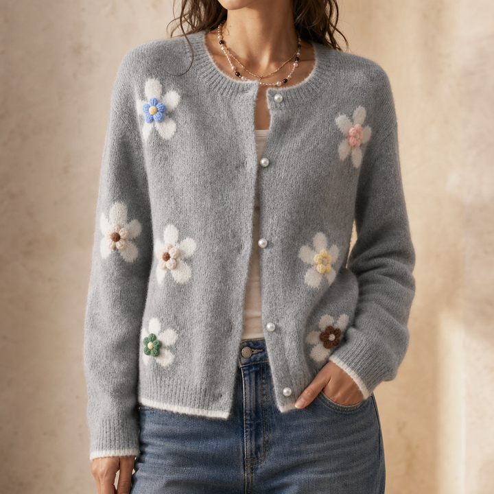 Kvinna i grå damkofta med 3D-blommor och jeans