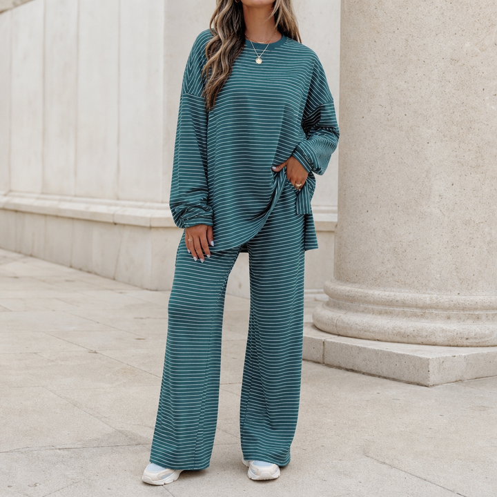 Dam set med randig pullover och vida byxor för vardag
