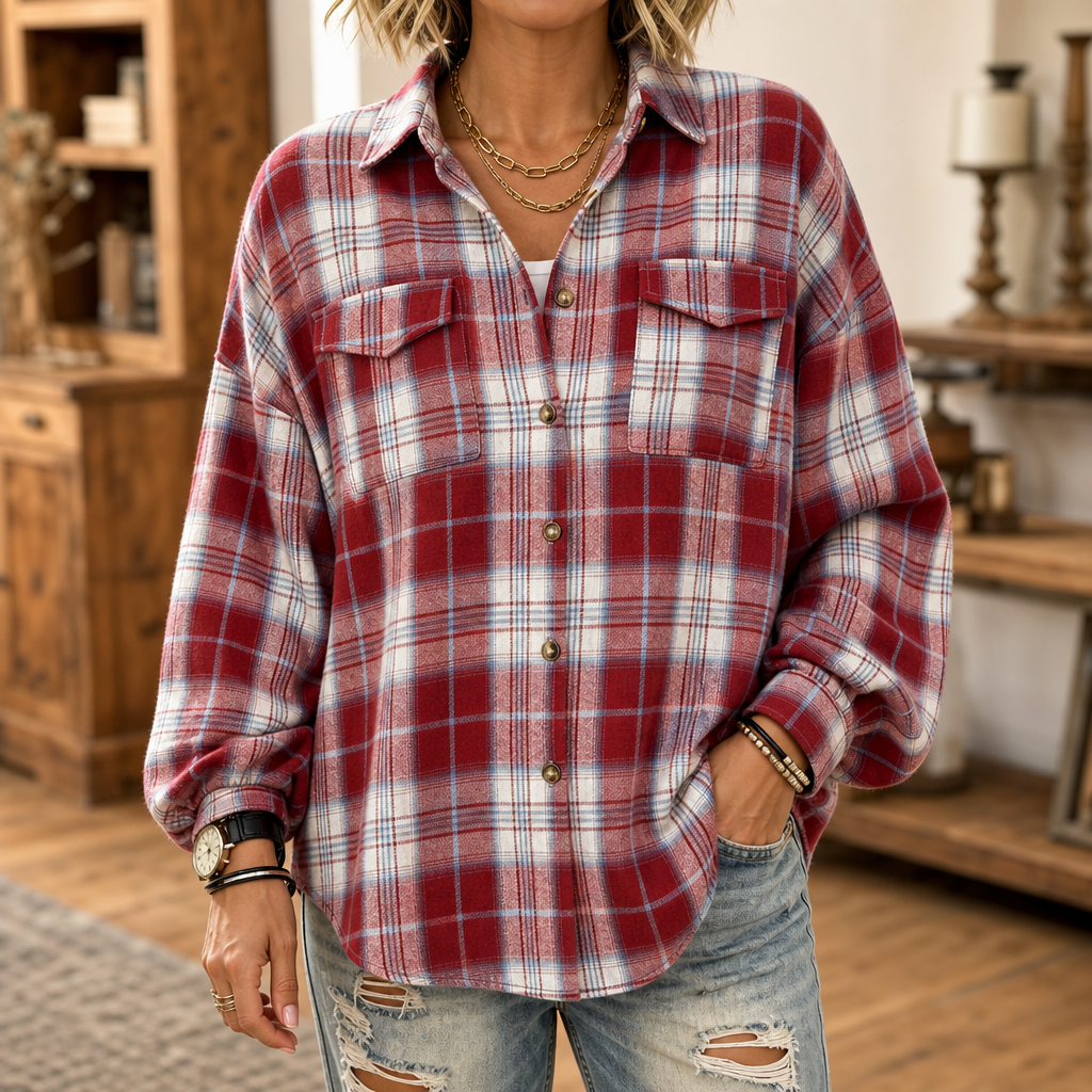 Kvinna i röd rutig oversized skjorta med jeans