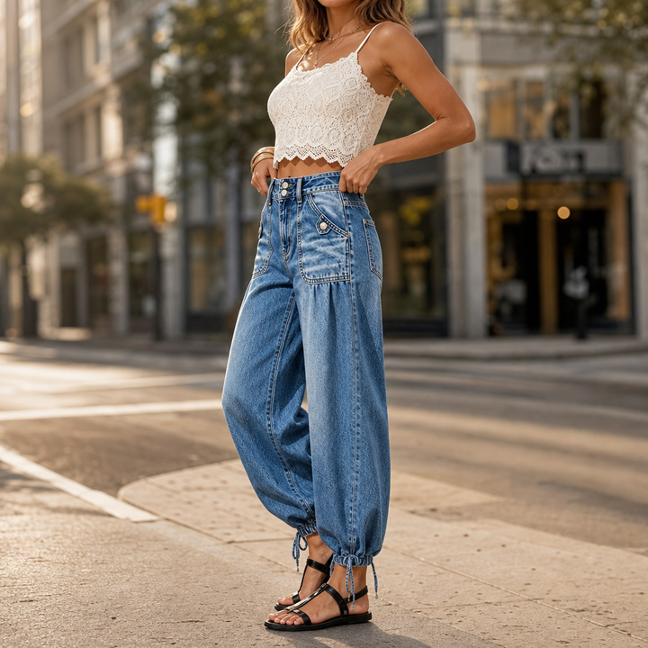 Sidovy av dam i trendiga blå jeans med justerbara benslut på gatan