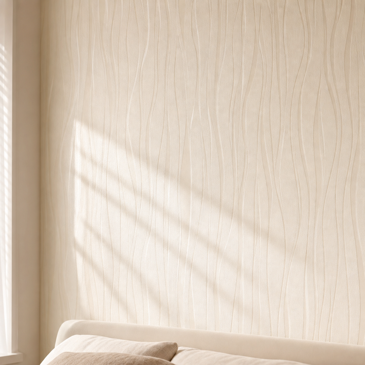 Beige 3D-wytłaczana tapeta z motywem falistych pasów w eleganckim salonie