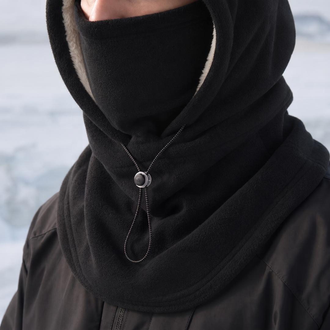 Närbild på justerbart ansiktsskydd i fleece med snöre