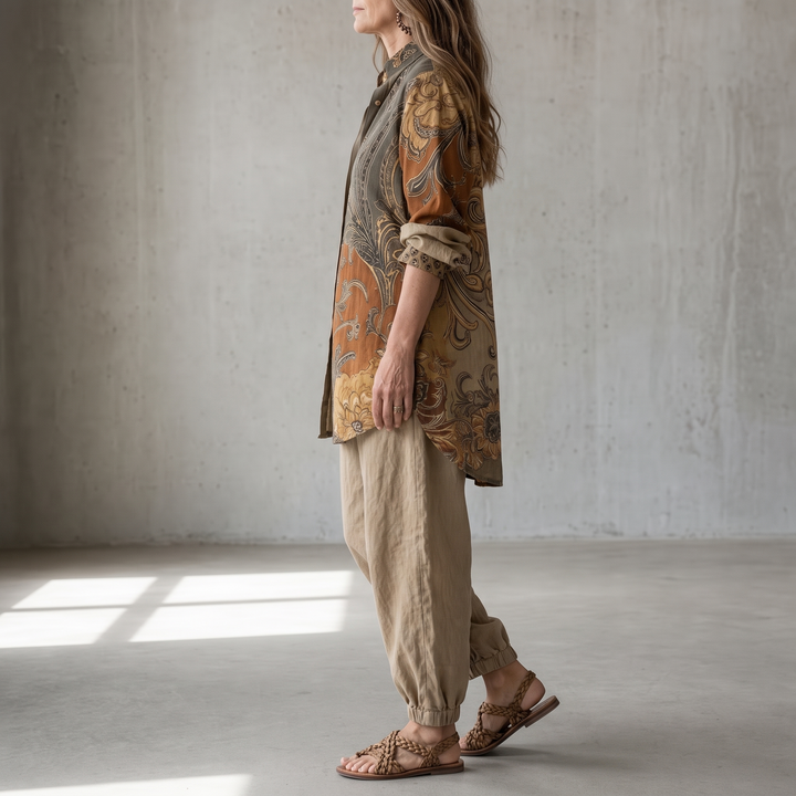 Sidovy av kvinna i ledigt boho-set med matchande sandaler i en ljus interiör