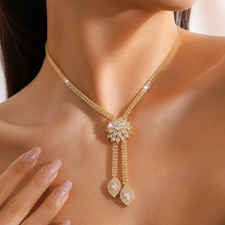Stiligt damsmyckesset i silverfärgad design med halsband och örhängen