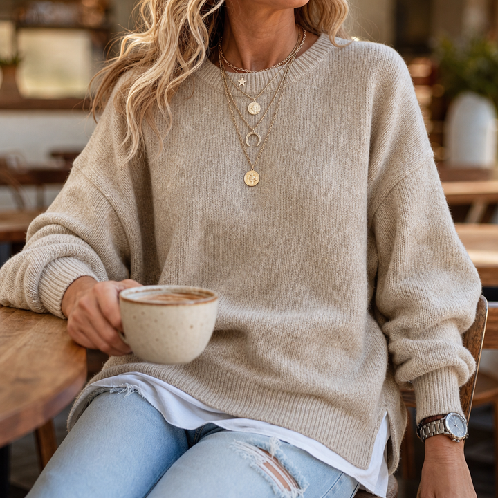 Närbild på kvinna som håller en kaffemugg iklädd Wearbella tröja