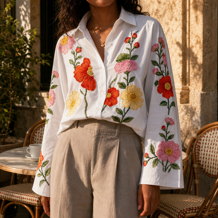 Elegant vit topp för dam med blommigt broderi i profil