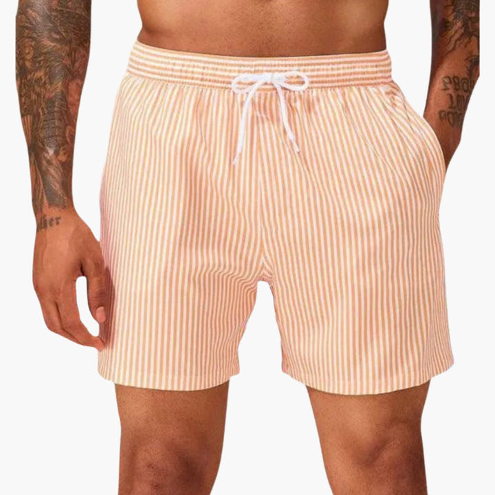 Herr badshorts, randiga i blått och vitt med justerbar midja. Perfekta strandbyxor för sommar & pool.