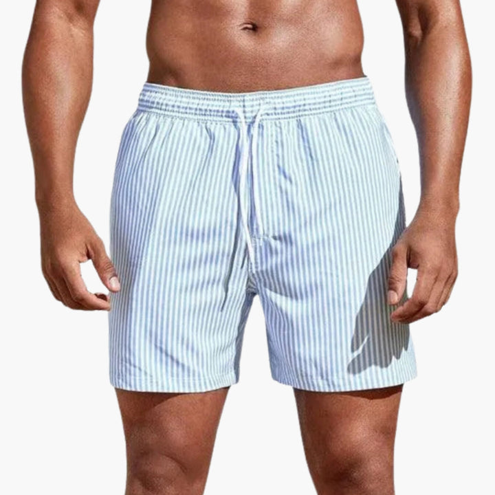 Bekväma snabbtorkande herr badshorts i randig design med praktiska fickor för strand & sommar.