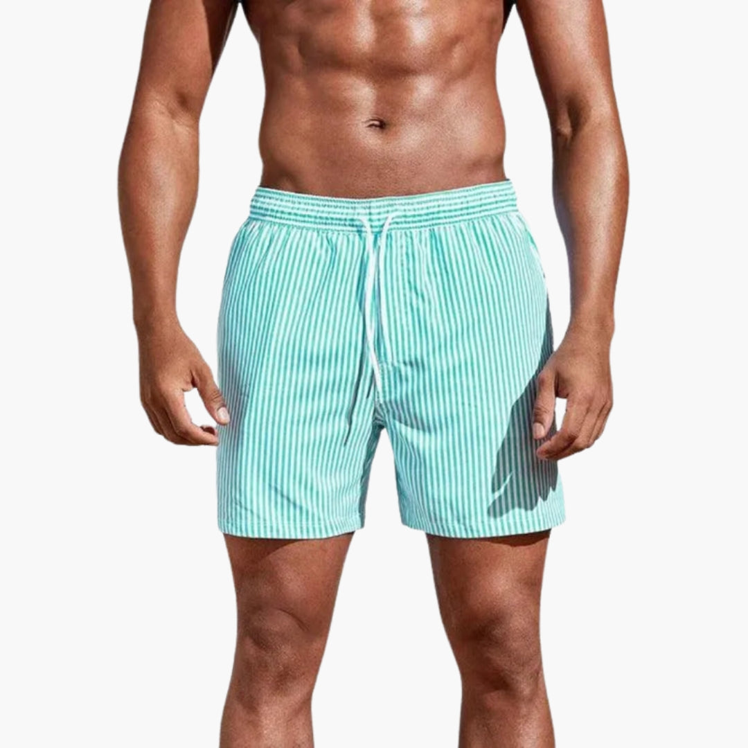 Casual herr badshorts med randigt mönster. Snabbtorkande badbyxor med justerbar passform för aktiva dagar.