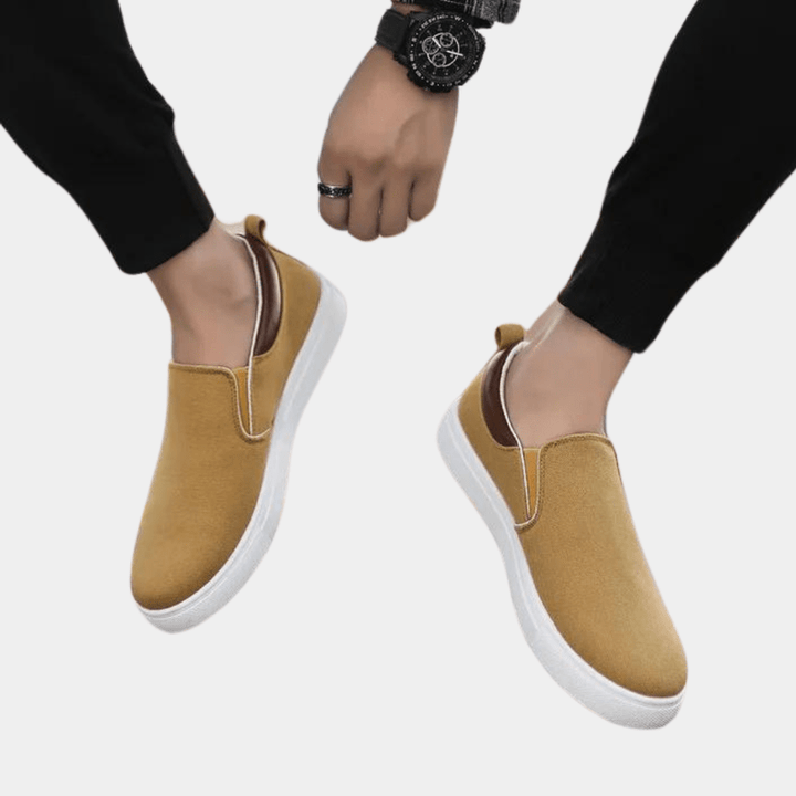 Detaljbild av bekväma herrskor, slipons med flexibel sula för promenader.