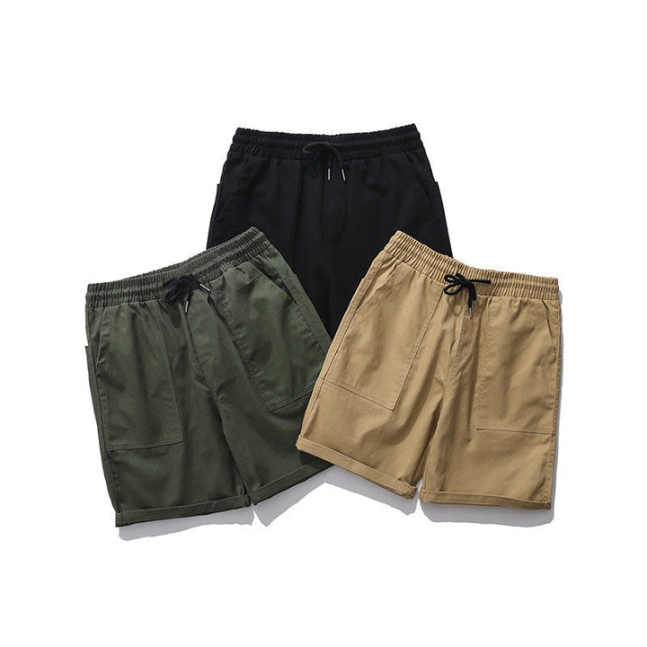 "Herr cargo shorts i lätt bomull, framifrån, med praktiska fickor, idealiska för sommaren i grön, khaki eller svart."