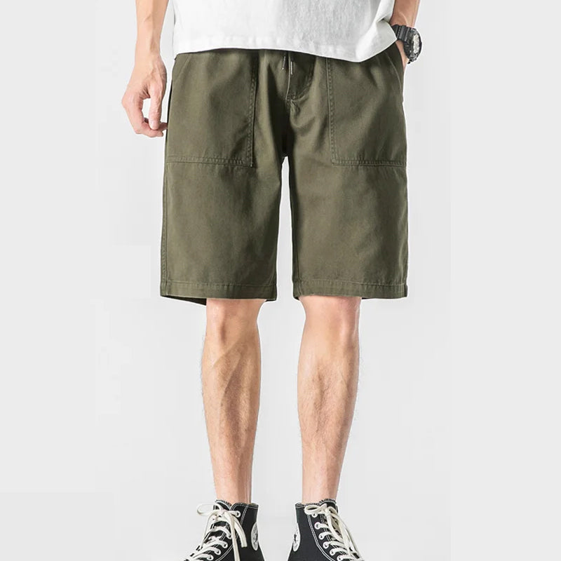 "Herr cargo shorts i lätt bomull, framifrån, med praktiska fickor, idealiska för sommaren i grön, khaki eller svart."