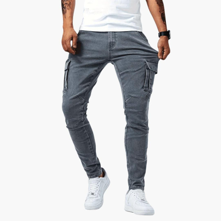 Grå herr cargojeans med smarta sidofickor. Stretchigt tyg för optimal passform och bekvämt herrmode.