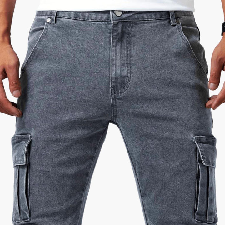 Svarta cargojeans för män med ultimat stretch. Bekväma vardagsbyxor med funktionella fickor och modern passform.