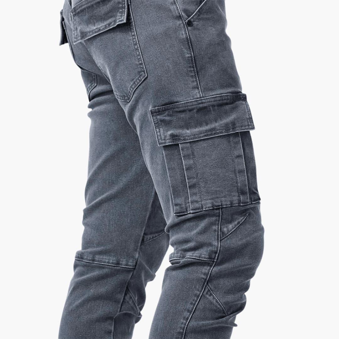 Herrbyxor: Slitstarka grå cargojeans med stretch och många praktiska fickor. Idealiska för aktiv livsstil.