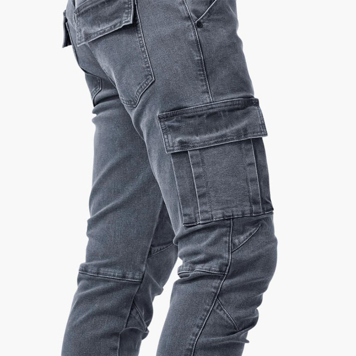 Herrbyxor: Slitstarka grå cargojeans med stretch och många praktiska fickor. Idealiska för aktiv livsstil.