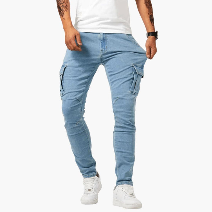 Stilfulla blå herr cargojeans med stretchmaterial. Komfortabla byxor med rymliga fickor för casual mode.