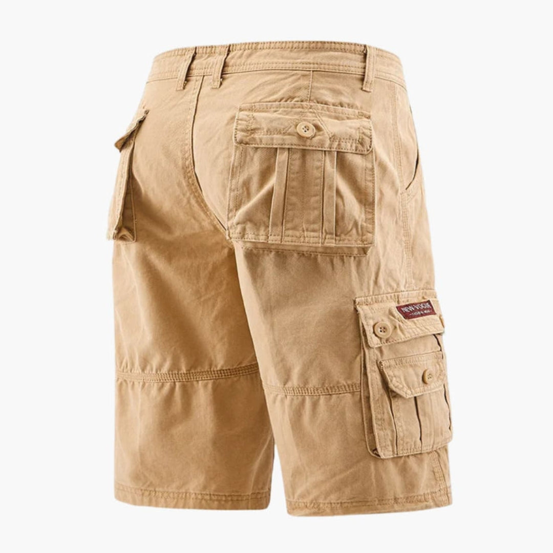 Militärgröna herrshorts, knälånga cargoshorts för en avslappnad casual look och hög komfort.