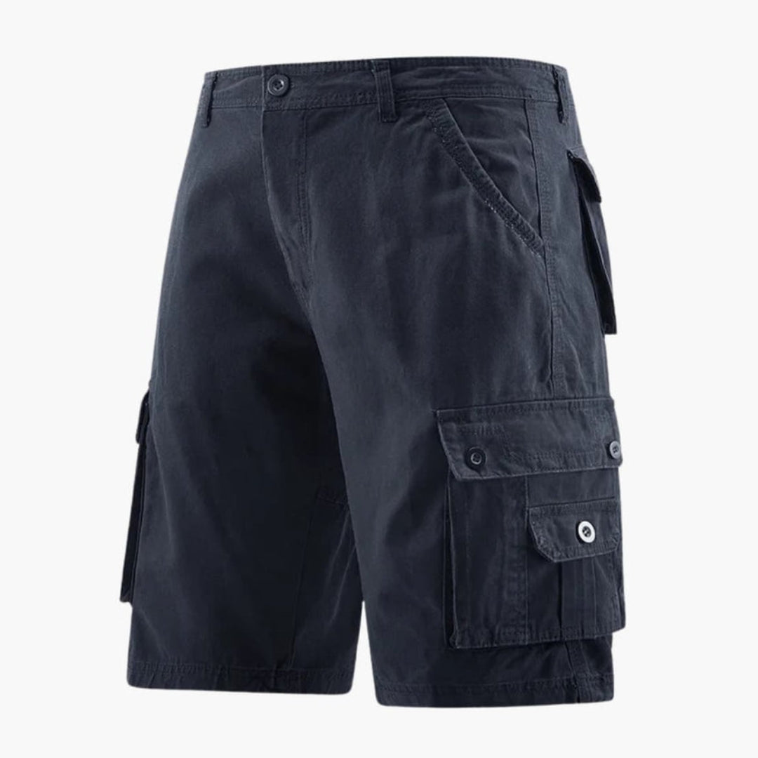 Detaljbild av mörkblå herr cargoshorts: slitstarkt tyg, rymliga fickor och bekväm passform.