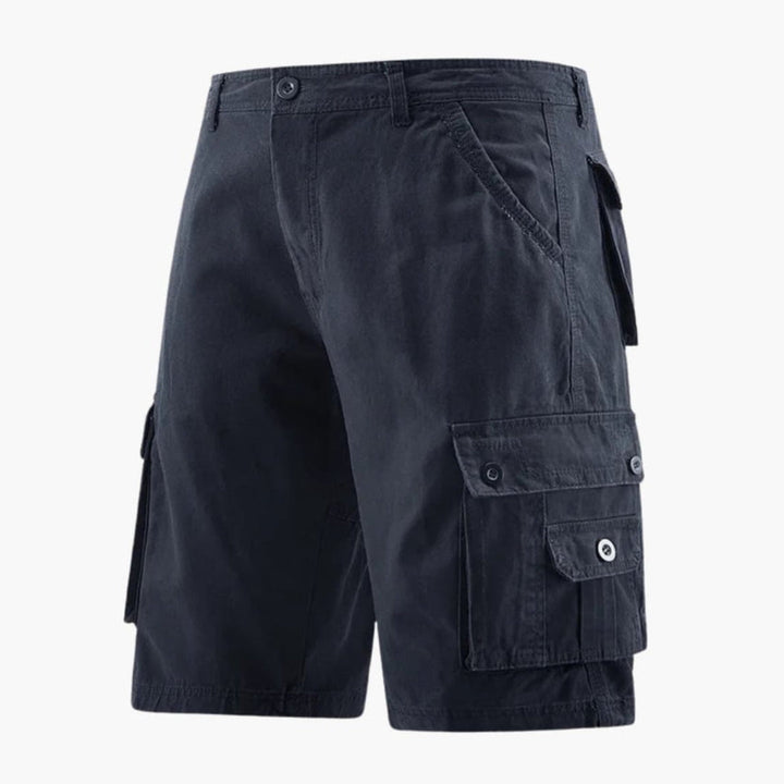 Detaljbild av mörkblå herr cargoshorts: slitstarkt tyg, rymliga fickor och bekväm passform.