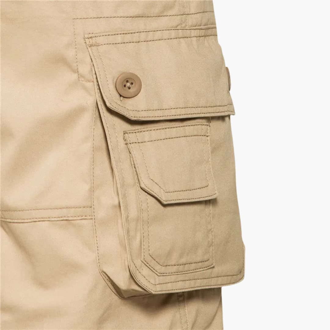 Detaljbild herr cargoshorts: Praktiska fickor och justerbar midja, idealiska för sommarens utomhusaktiviteter.