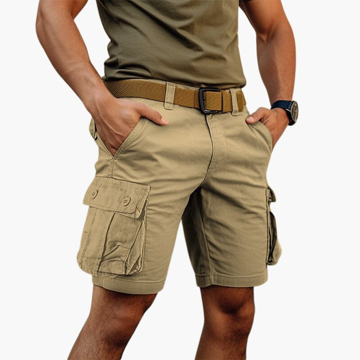 Outdoor cargoshorts för herr. Robusta sommarshorts med flera fickor och justerbart bälte.