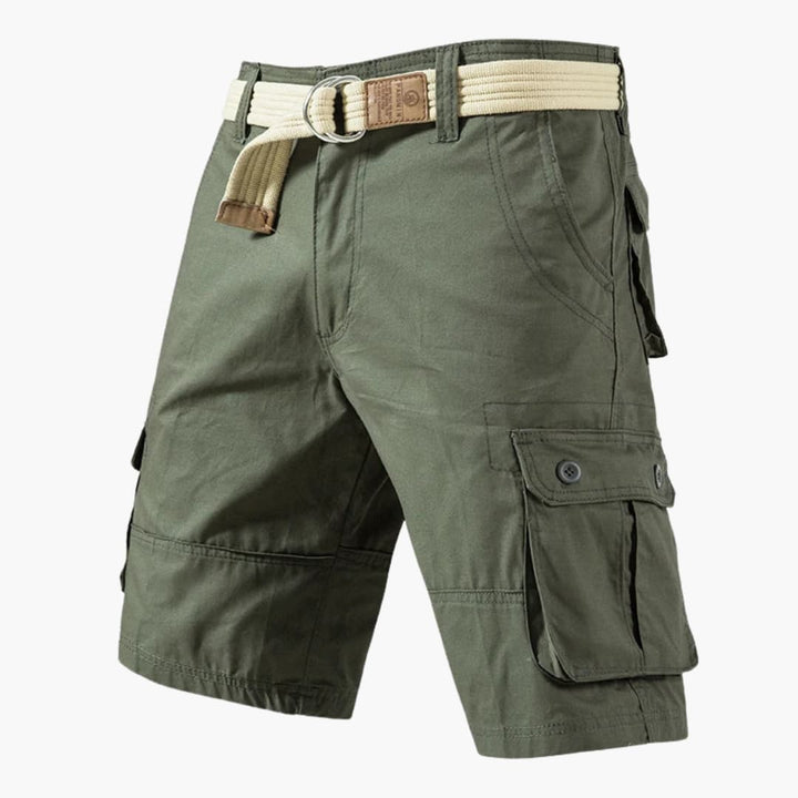 Herrshorts med bälte. Praktiska cargoshorts med sidofickor för casual look och friluftsäventyr.