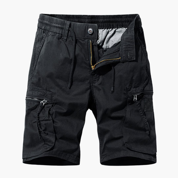 Khakifärgade cargoshorts herr. Bekväma fritidsshorts med dragsko och rymliga fickor, perfekta för sommar och casual stil.
