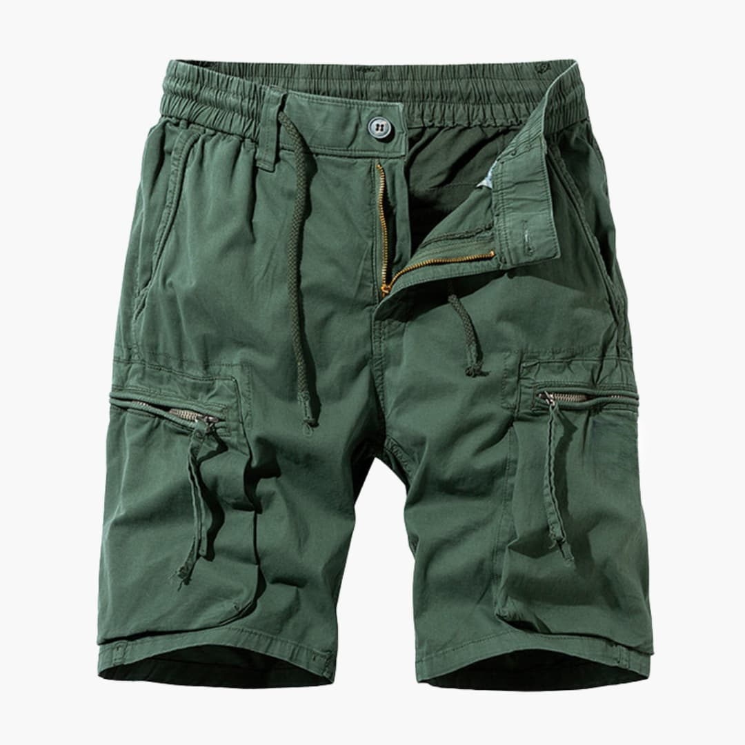 Svarta herrshorts cargomodell. Snygga och bekväma shorts med dragkedja och fickor. Idealiska sommarshorts för vardagsbruk.