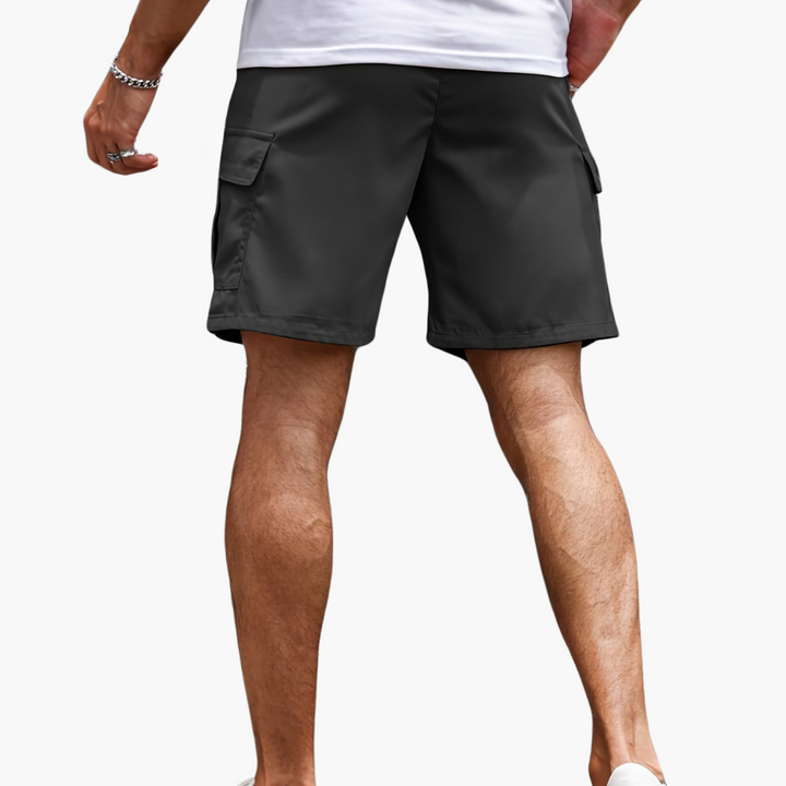 Knälånga herrshorts i cargomodell. Grå fritidsshorts med många praktiska fickor, perfekt för utomhusaktiviteter.