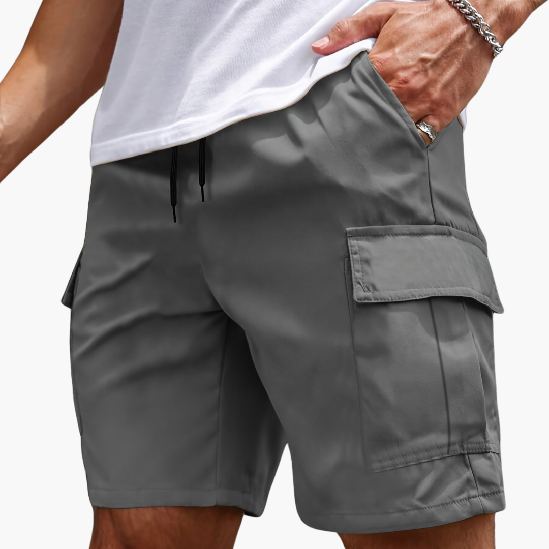 Bekväma shorts för herr med justerbar midja. Cargoshorts med dragsko och rymliga fickor, utmärkta som vardagsshorts.