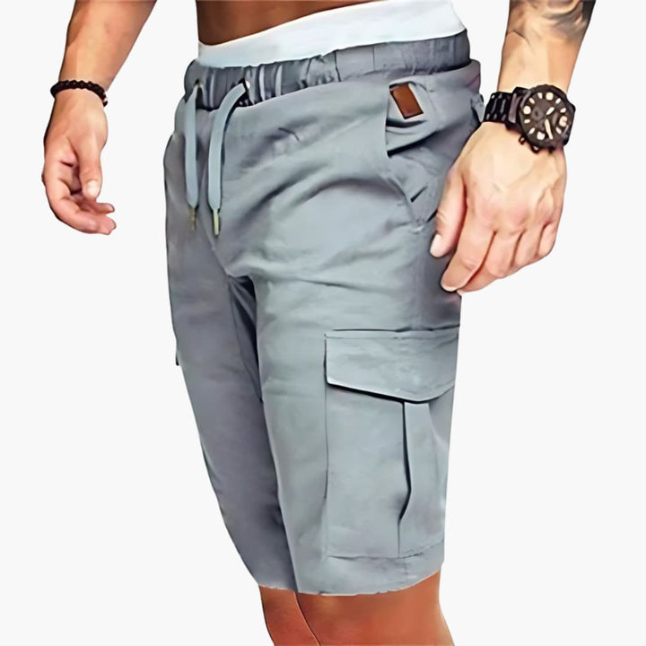 Knälånga herr cargoshorts med dragsko & praktiska fickor. En avslappnad & bekväm sommarfavorit för män.