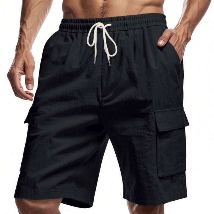 Lediga herrshorts i cargostil med funktionella fickor och justerbar dragsko. Perfekt för sommarfritiden.