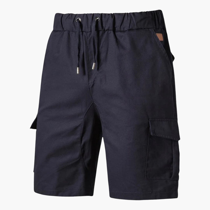 Blå herr-cargoshorts med justerbar dragsko, designade för komfort. Praktiska sommarshorts med flera fickor.