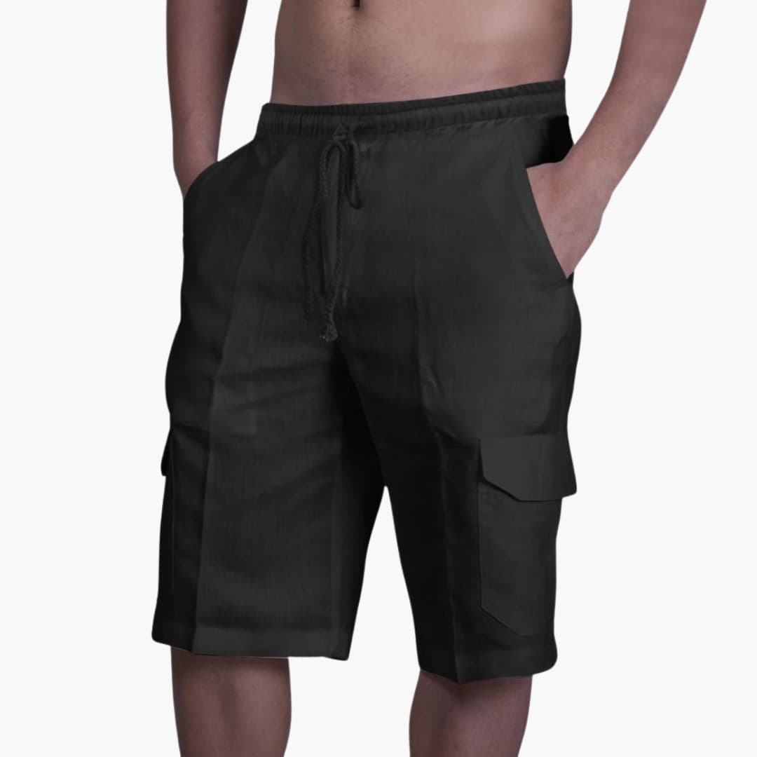 Närbild på herr cargoshorts med justerbar dragsko i midjan och rymliga sidofickor för fritid.