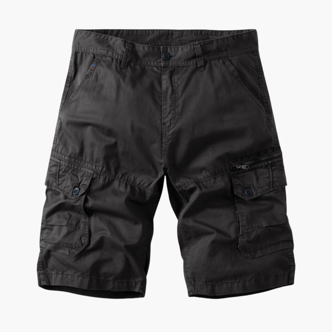 Man bär bekväma Herr Cargoshorts i casual stil, redo för sommaren. Mångsidiga shorts med praktiska fickor.