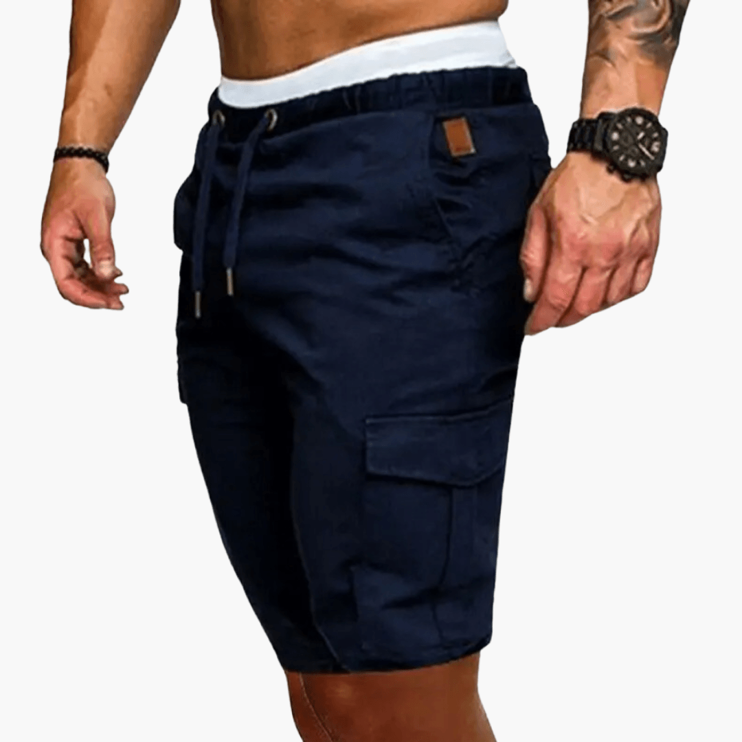 Komfortabla herrshorts för sommaräventyr, utrustade med fickor, perfekta för vandring eller fritidsstil.