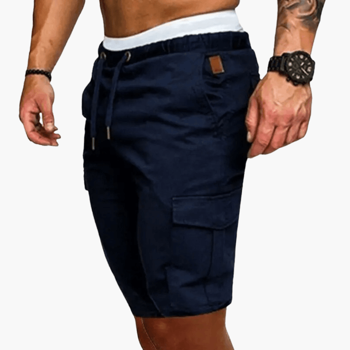Komfortabla herrshorts för sommaräventyr, utrustade med fickor, perfekta för vandring eller fritidsstil.