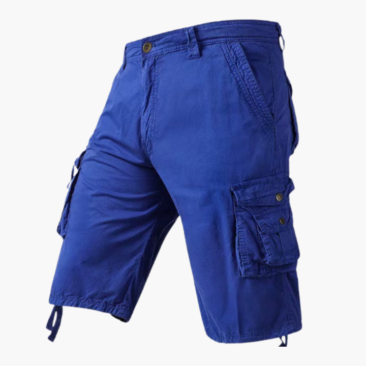 Man bär knälånga herr cargo shorts med justerbar fåll. Casual och snygga shorts för fritiden.