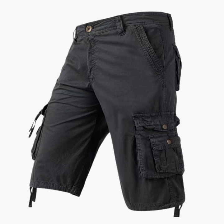 Detaljbild av herr cargo shorts med rymliga fickor och justerbar fåll. Bekväma vardagsshorts.
