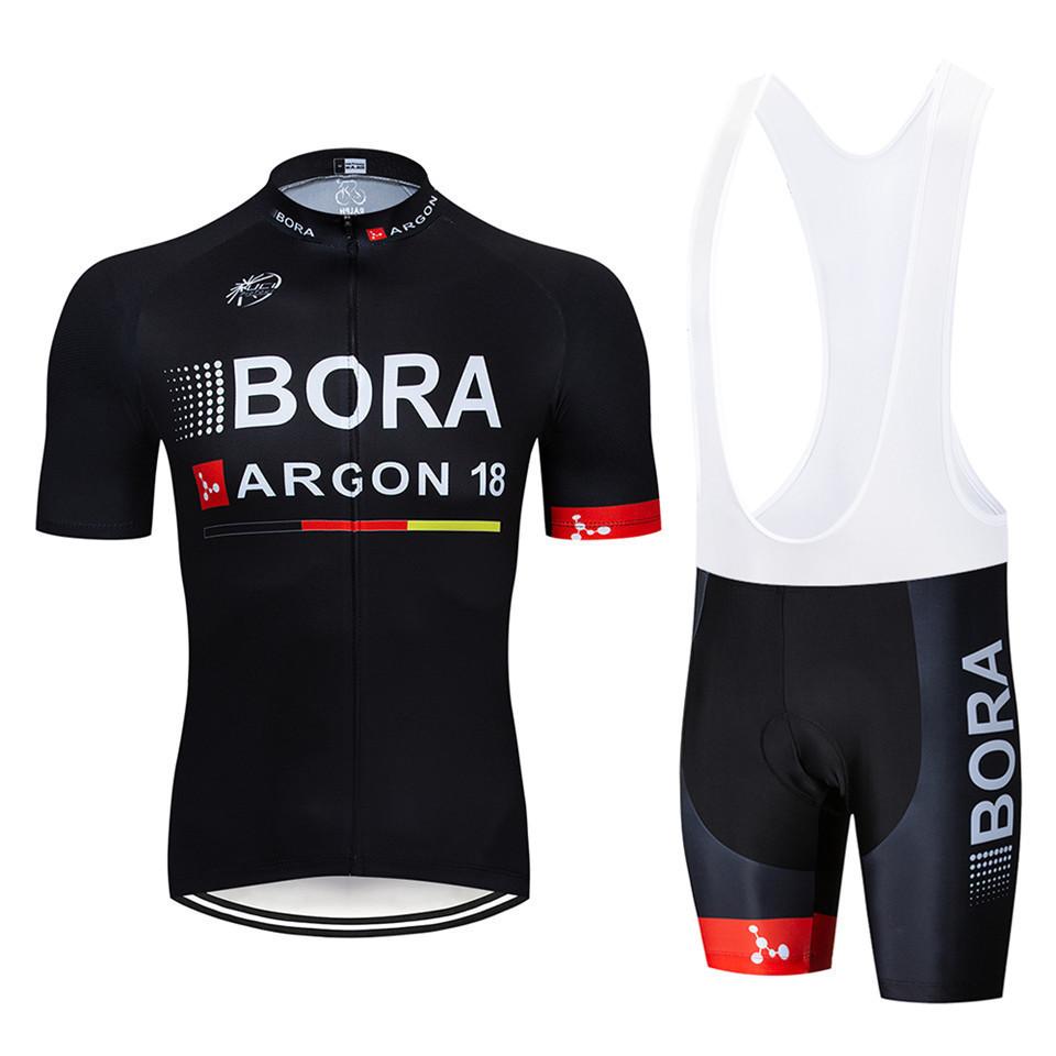 "Herr cykelset med kortärmad tröja och shorts i mesh och Lycra, andas och snabbtorkar, perfekt för cykeläventyr."