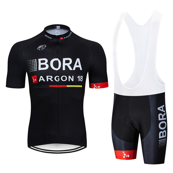 "Herr cykelset med kortärmad tröja och shorts i mesh och Lycra, andas och snabbtorkar, perfekt för cykeläventyr."