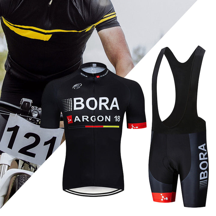 "Herr cykelset med kortärmad tröja och shorts i mesh och Lycra, andas och snabbtorkar, perfekt för cykeläventyr."