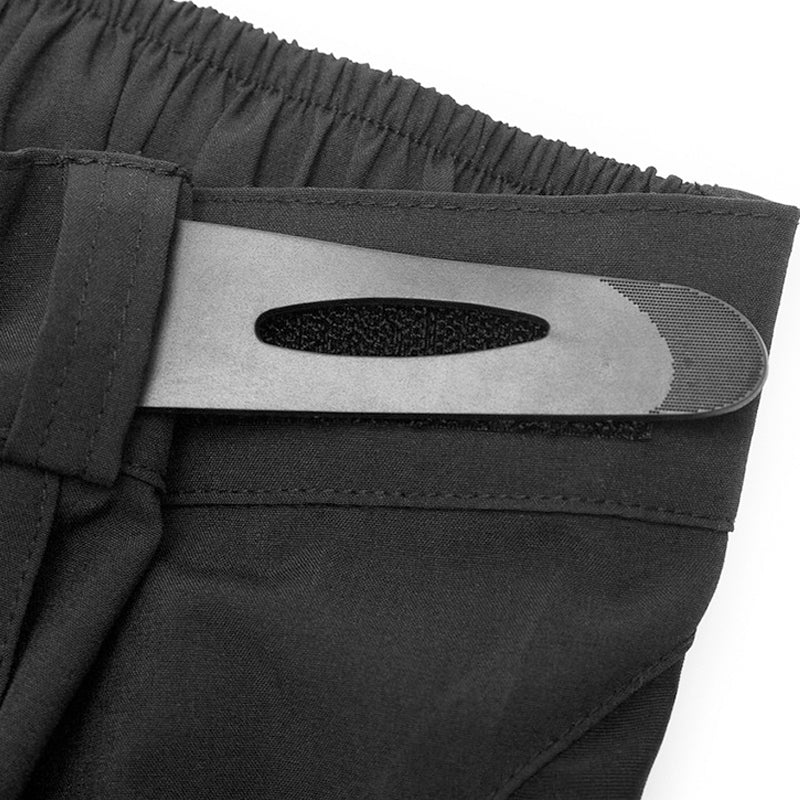 Närbild på midjepartiet av svarta herrcykelshorts med reflex