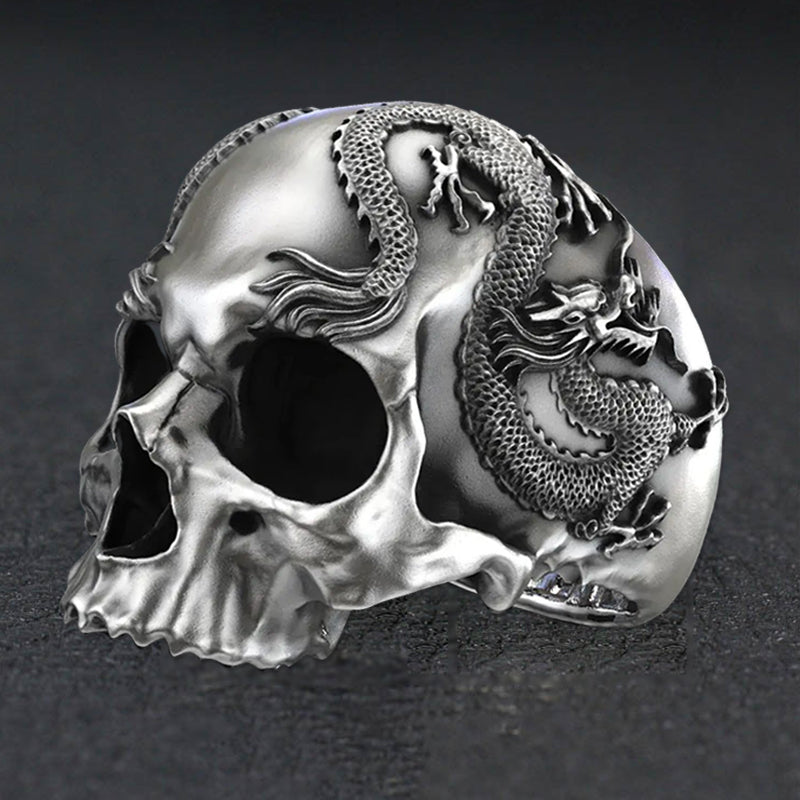 "Herr dödskallering i silver med drakar, gotisk design, detaljer med dödskallar och drakar för kraftfull stil."