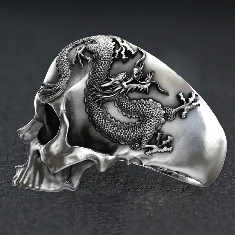 "Herr dödskallering i silver med drakar, gotisk design, detaljer med dödskallar och drakar för kraftfull stil."