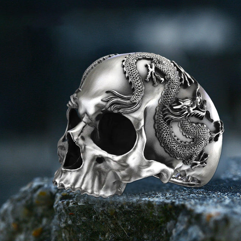 "Herr dödskallering i silver med drakar, gotisk design, detaljer med dödskallar och drakar för kraftfull stil."
