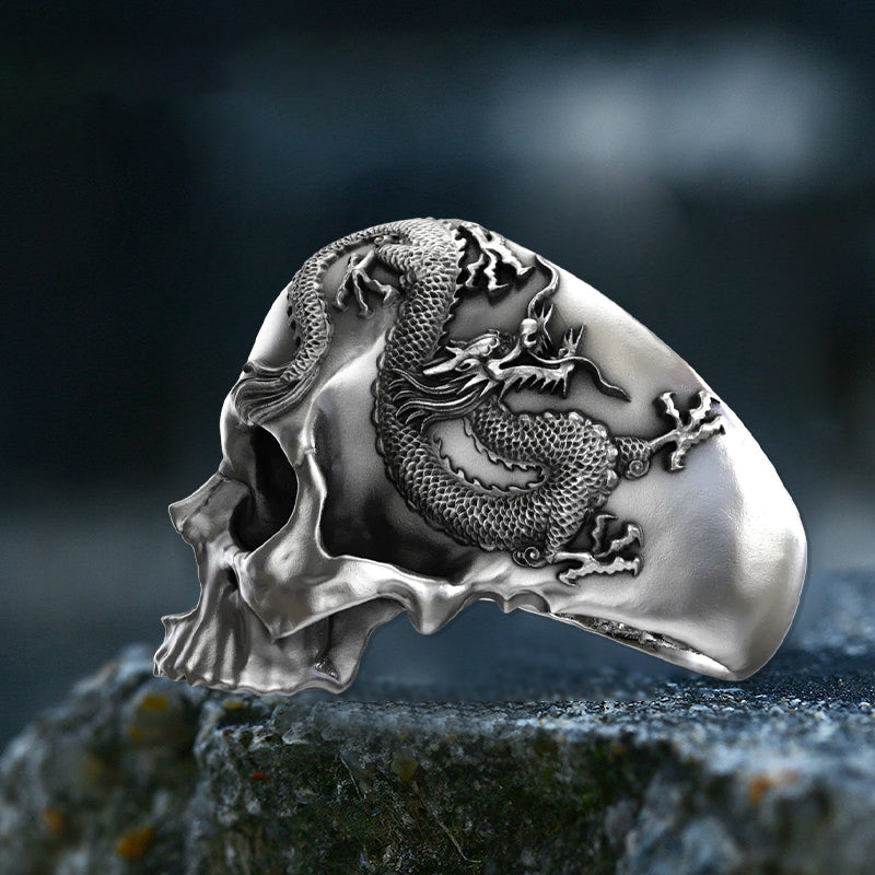 "Herr dödskallering i silver med drakar, gotisk design, detaljer med dödskallar och drakar för kraftfull stil."