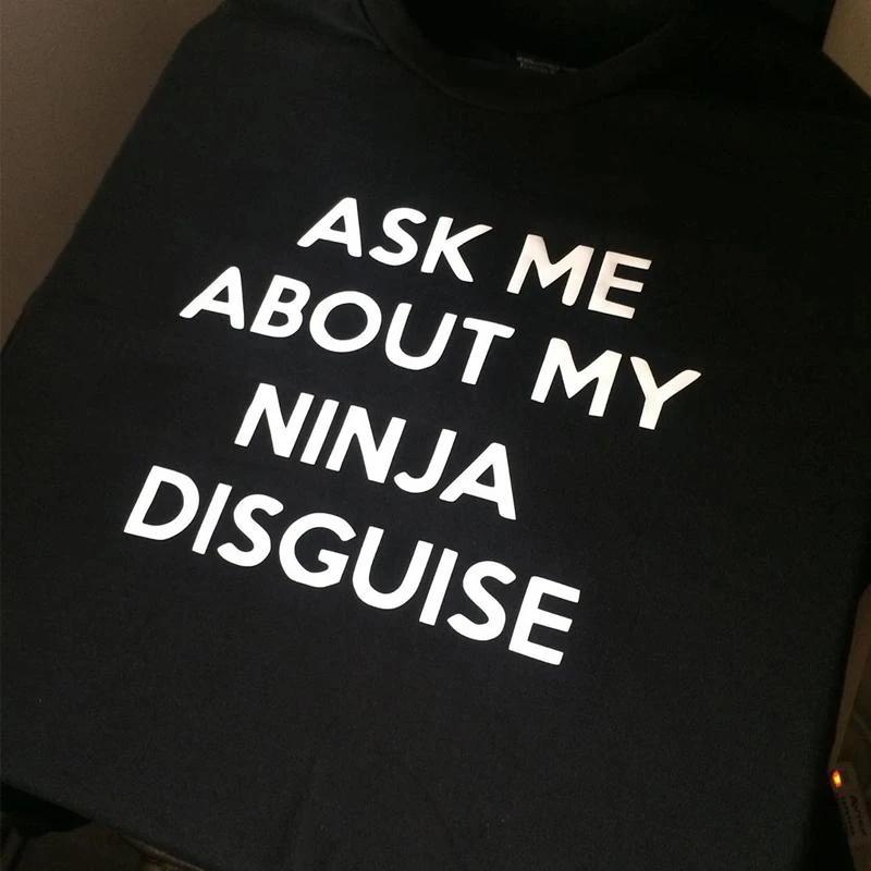 "Herr Festlig Ninja T-shirt, svart/grå bomull, med ninja-tema, perfekt för stil och lekfullhet, hög bekvämlighet."